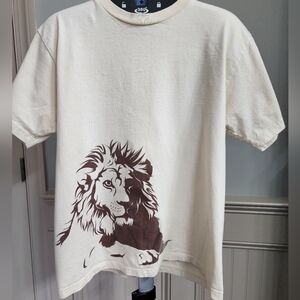 Large beige lion t shirt